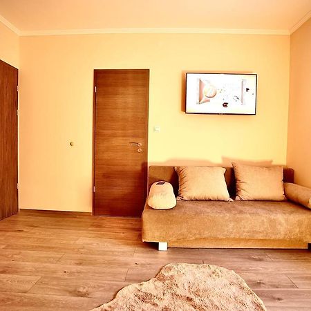 Bacchus Pub Es Panzio Bed & Breakfast ดูนาฮาราสติ ภายนอก รูปภาพ