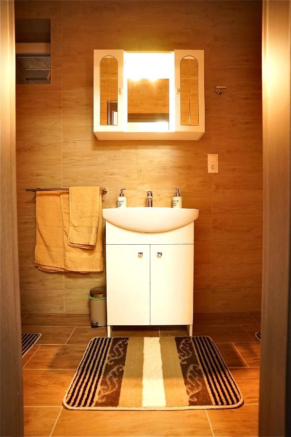 Bacchus Pub Es Panzio Bed & Breakfast ดูนาฮาราสติ ภายนอก รูปภาพ