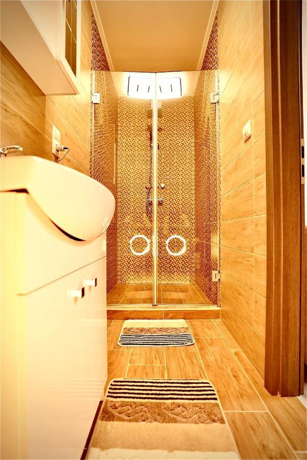 Bacchus Pub Es Panzio Bed & Breakfast ดูนาฮาราสติ ภายนอก รูปภาพ