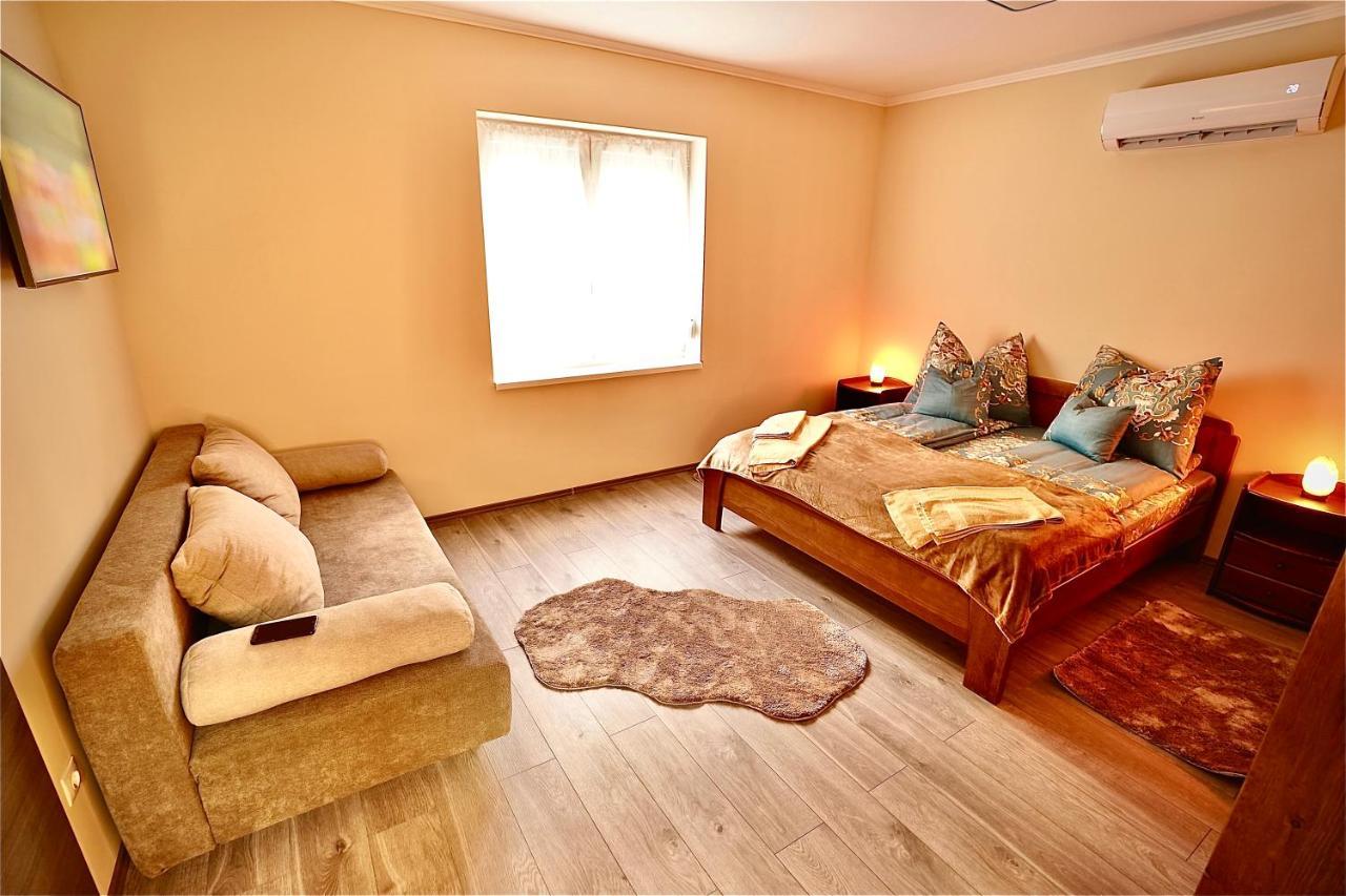 Bacchus Pub Es Panzio Bed & Breakfast ดูนาฮาราสติ ภายนอก รูปภาพ