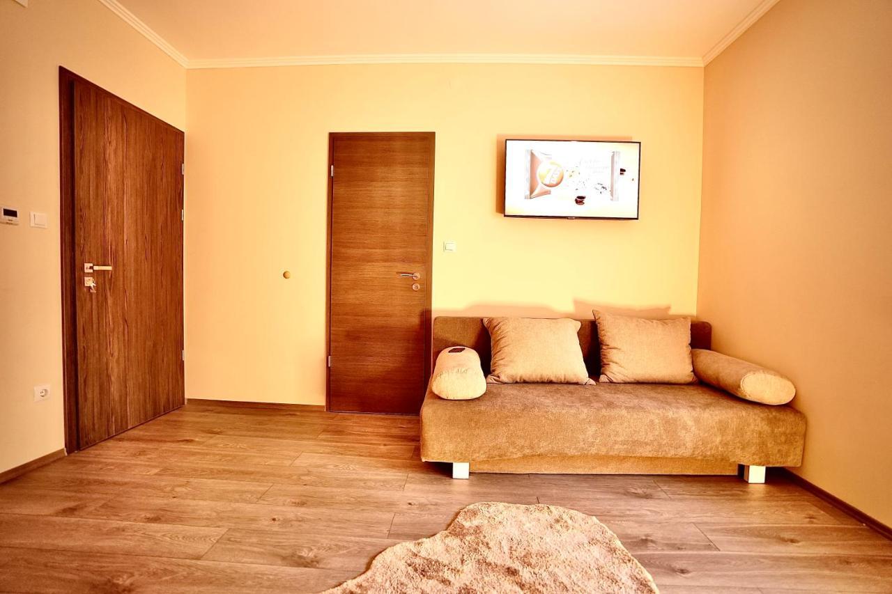 Bacchus Pub Es Panzio Bed & Breakfast ดูนาฮาราสติ ภายนอก รูปภาพ
