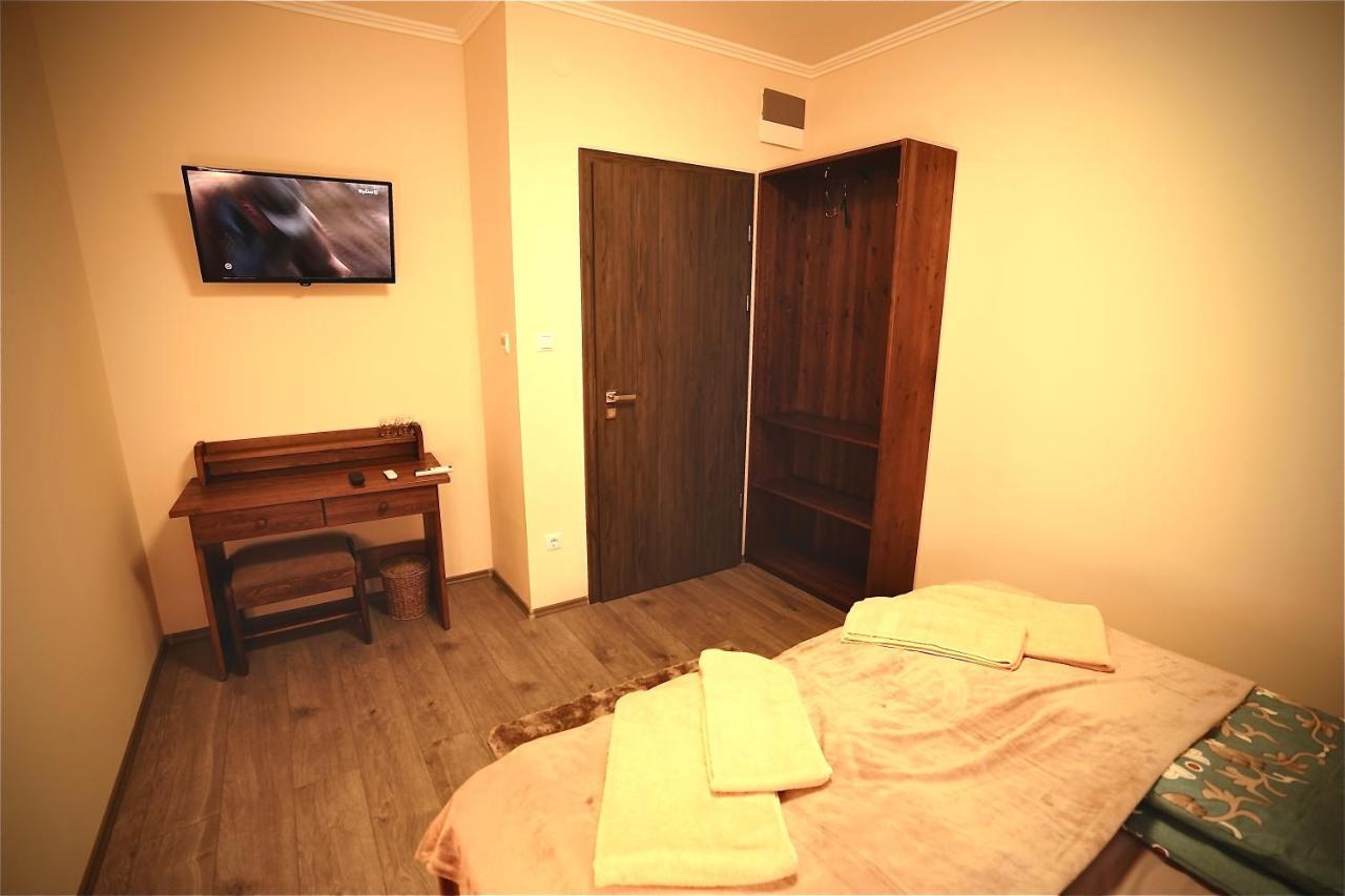 Bacchus Pub Es Panzio Bed & Breakfast ดูนาฮาราสติ ภายนอก รูปภาพ