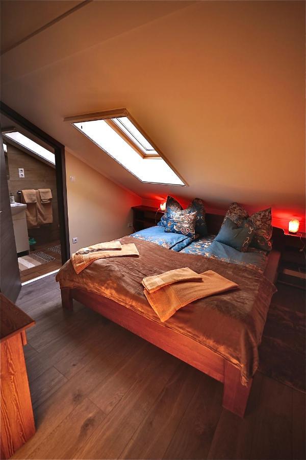 Bacchus Pub Es Panzio Bed & Breakfast ดูนาฮาราสติ ภายนอก รูปภาพ