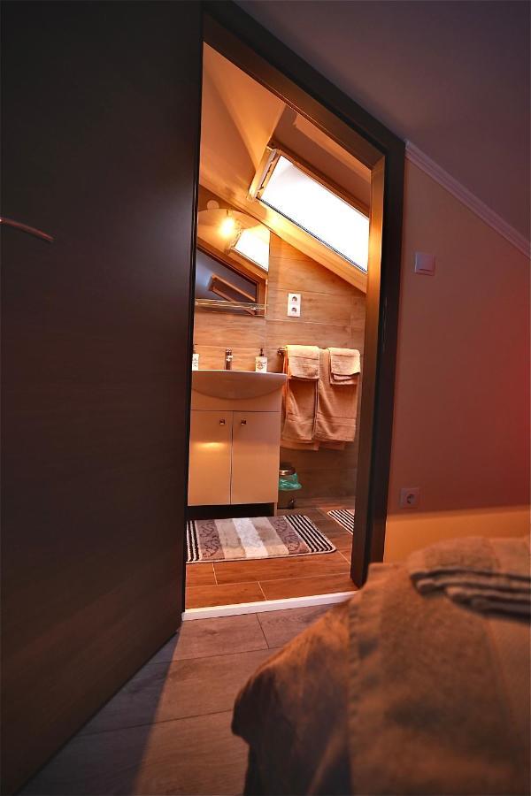 Bacchus Pub Es Panzio Bed & Breakfast ดูนาฮาราสติ ภายนอก รูปภาพ