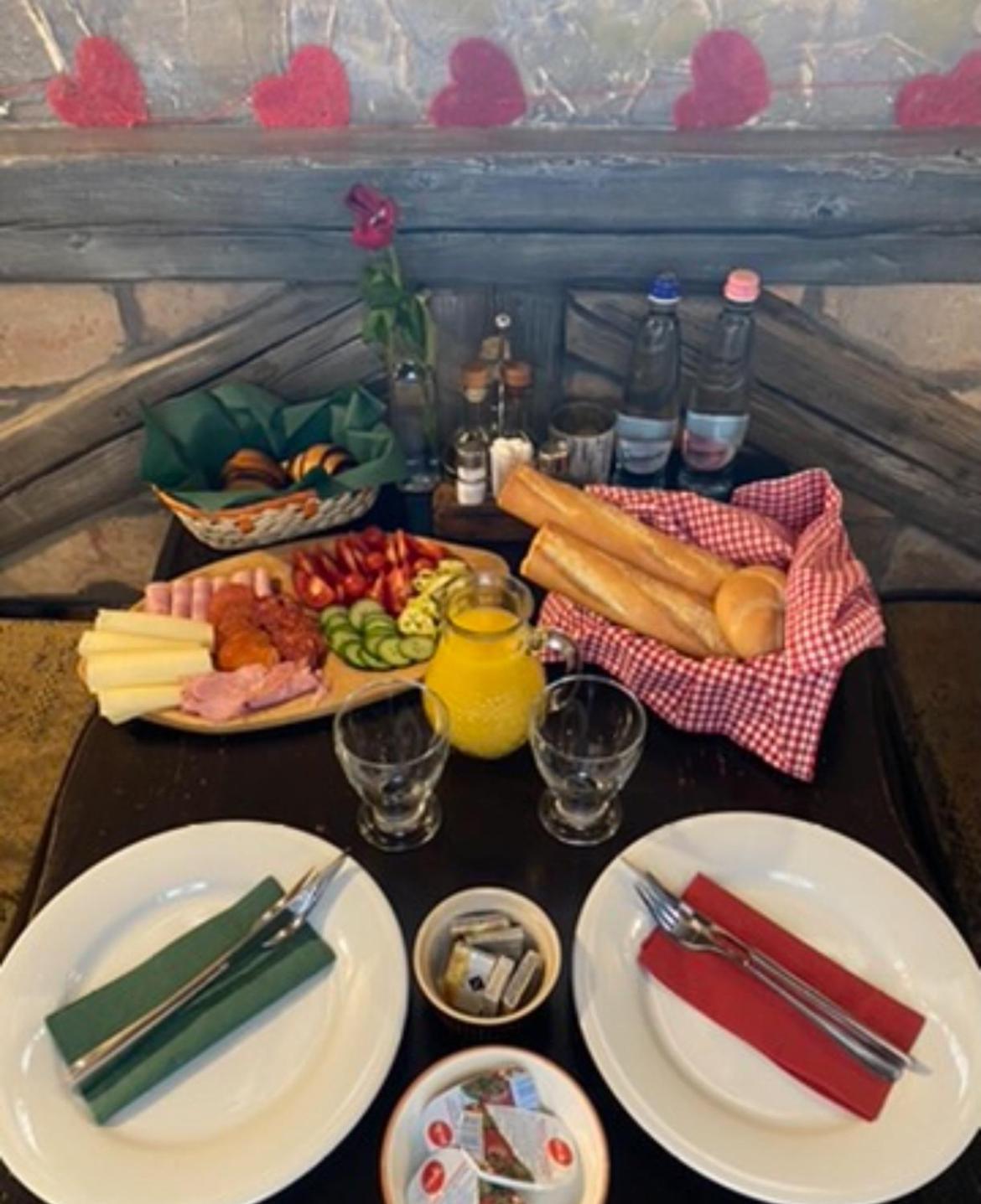 Bacchus Pub Es Panzio Bed & Breakfast ดูนาฮาราสติ ภายนอก รูปภาพ